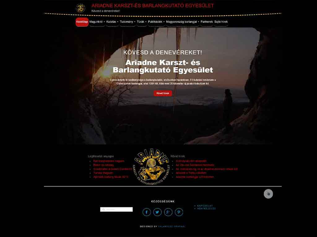 A kép az Ariadne Karszt- és Barlangkutató Egyesület weboldalát mutatja be, amely sötét, barlangi hangulatot idéz meg, denevérekkel és természetközeli elemekkel. A webdesign kiemeli az egyesület tevékenységét és céljait, vizuálisan is kapcsolódva a barlangkutatáshoz és a karsztvidékek felfedezéséhez.