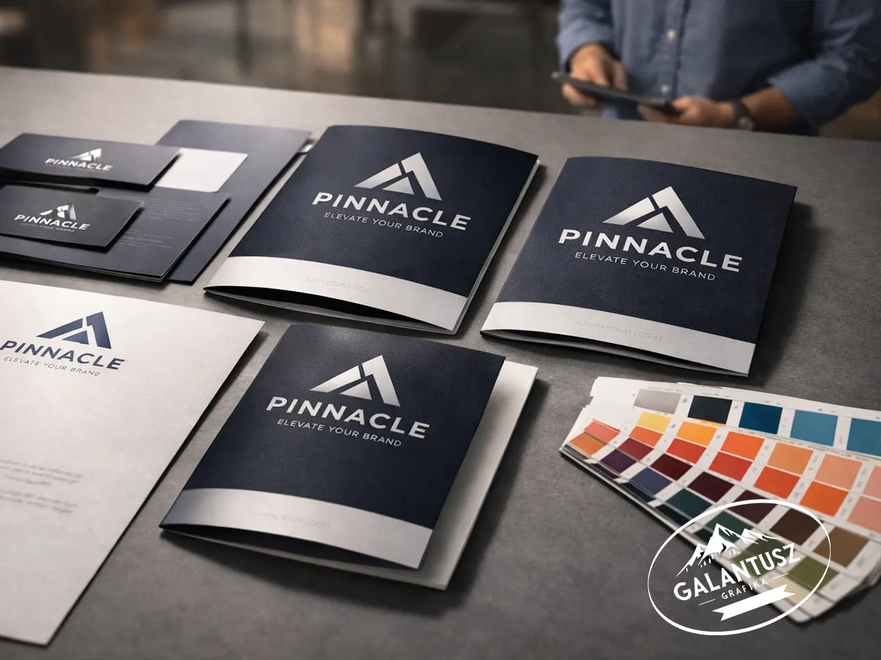 Egységes arculatú kiadványok és márkaanyagok asztalon, amelyek a vizuális első benyomás és a hiteles megjelenés szerepét mutatják be.